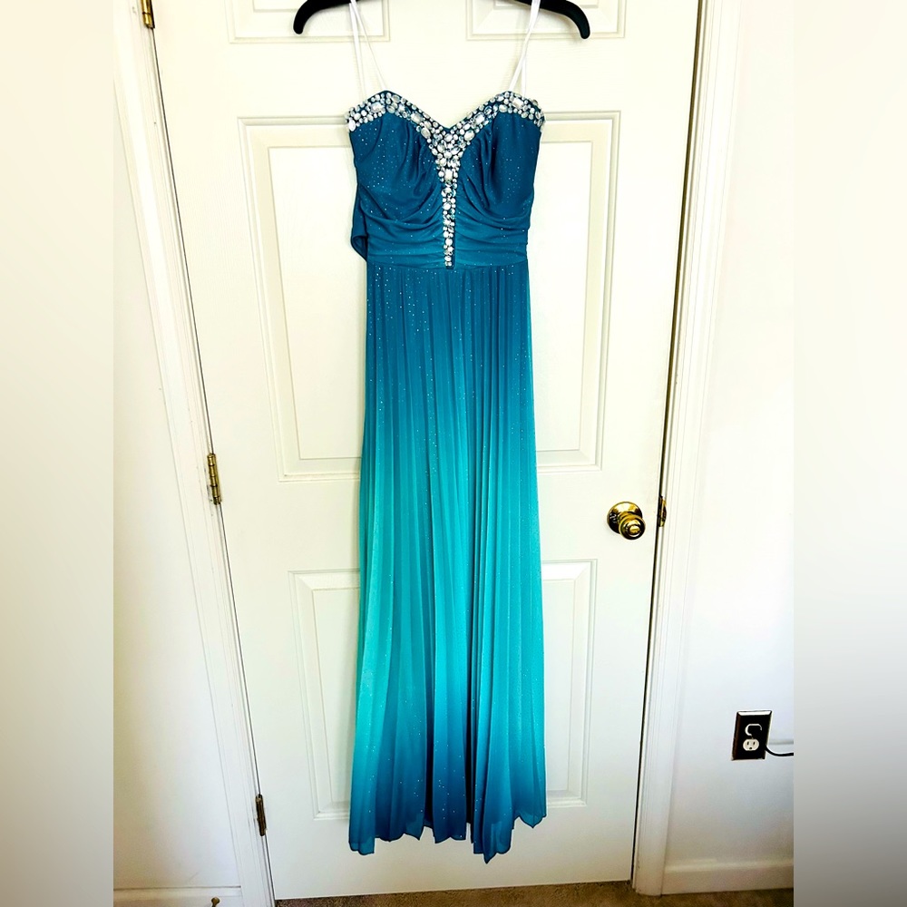 Turquoise blue ombré prom gown. Size 9. Excellent condition